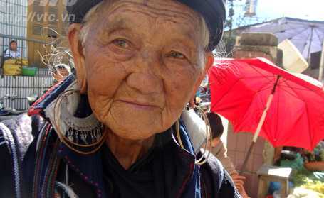 Chuyện tình nàng 90, chàng 38: Cụ bà bị 'cầm tù'