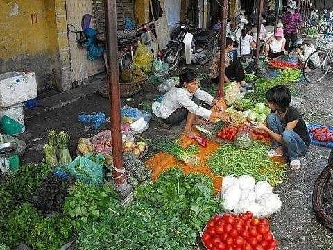 Hà Nội lạnh căm căm, rau xanh tăng giá vô tội vạ