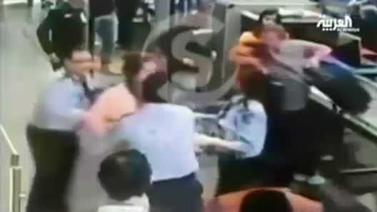 Clip: Nữ Đại sứ tát nữ cảnh sát giữa sân bay