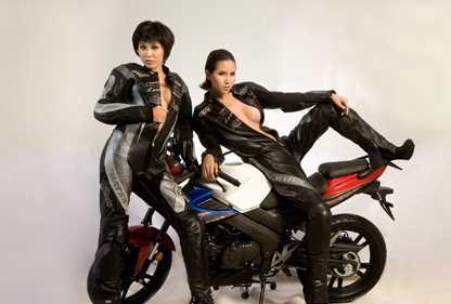 Video: Biểu diễn môtô trên 'cơ thể' người đẹp