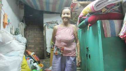 Xót thương cụ già 80 tuổi sống trong ngôi nhà đầy rác