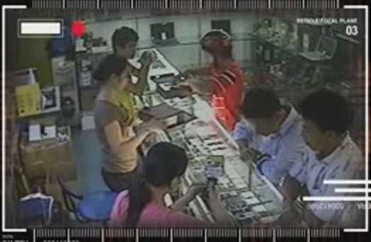 Camera lật tẩy mánh khóe trộm điện thoại tinh vi ở shop