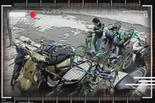 Chàng trai thư sinh vào quán net trộm xe đạp lọt camera