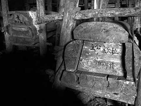 Kỳ bí tục treo quan tài lên vách núi