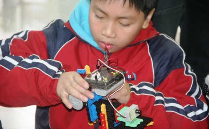 Học sinh Hà Nội và cuộc chiến robot gay cấn