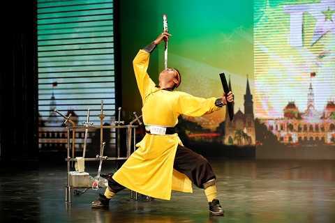 Sởn da gà màn khoan mũi, nuốt kiếm, nuốt rắn lục