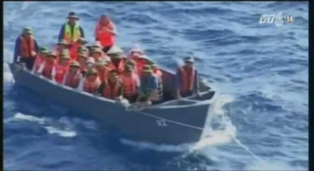 Video: Tàu đưa 20 tấn quà Tết đến nhà giàn DK1