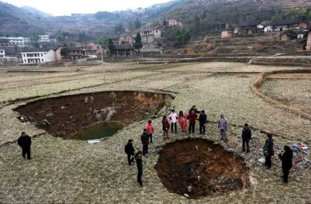 Hố tử thần 'nuốt chửng' ngôi làng ở Trung Quốc