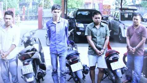 TPHCM: Bắt băng chuyên đạp người, cướp tài sản