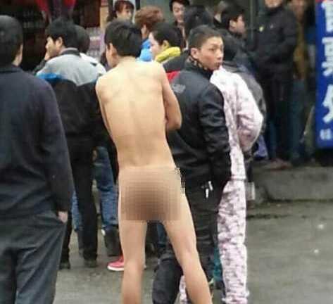 Kinh ngạc chàng trai khỏa thân mua vé tàu tết