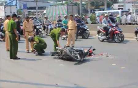 Thương tâm bé trai chết thảm dưới bánh xe đầu kéo