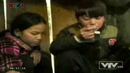 Video: Trẻ em vùng cao bắt chuột ăn qua ngày giá rét