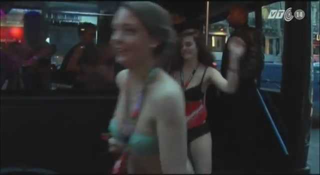 -1 độ C, mặc nội y giữa phố để mua quần áo miễn phí