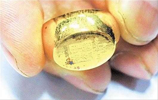 Vàng thật đột nhiên biến màu, bị gỉ, khách hàng tá hỏa