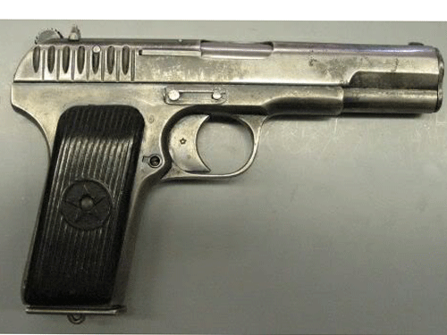 Kiểm tra súng, một nhân viên hải quan nguy kịch