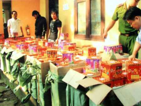 Bắt vụ tuồn 1.500 quả pháo lựu đạn vào Việt Nam