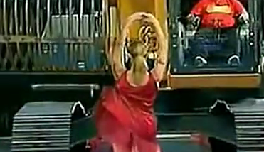 Mỹ nhân dùng máy xúc xôn xao mạng Trung Quốc