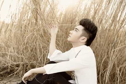 Quang Hà âu yếm người đẹp trong siêu xe