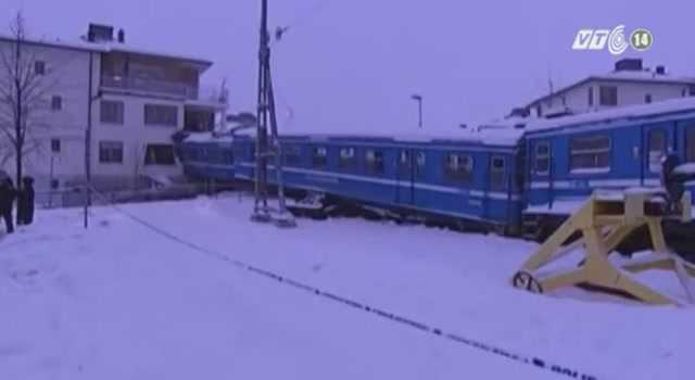 Cô gái 9X cả gan đánh cắp cả đoàn tàu hỏa