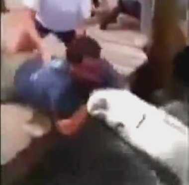 Video: 'Cá điên' phi thân đớp mất bàn tay ngư dân