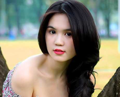 Clip: Ngọc Trinh khoe tủ đồ hiệu và vai trần nõn nà