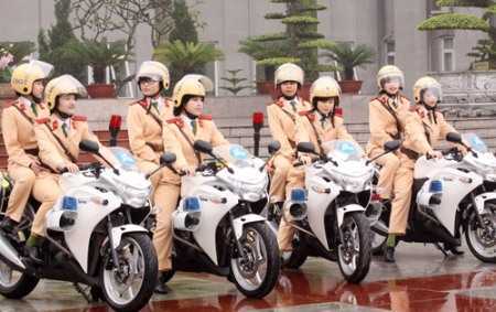 Xem nữ cảnh sát giao thông xinh đẹp tôi luyện ra sao?