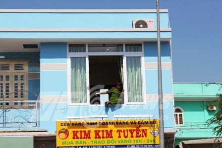 Lần vết máu, bắt tên trộm tiệm vàng