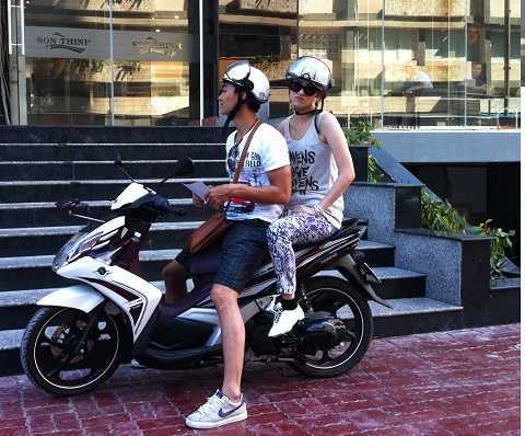 Siêu mẫu Nhật mê mẩn ‘phượt’ Việt Nam bằng xe máy