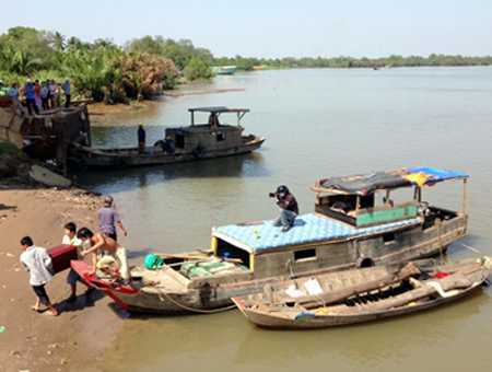 Người cha xẻ sông, khấn vợ đã tìm được con trai