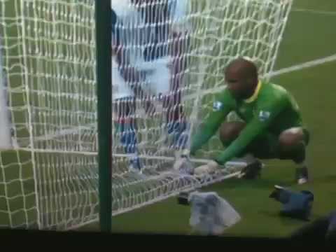 Gà mái mang cờ Blackburn chạy vào sân vận động