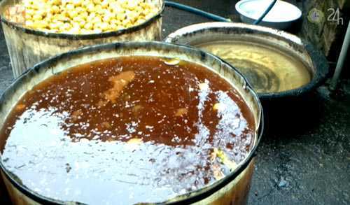 Rùng mình mứt Tết trộn ruồi chết