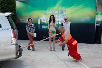 Got Talent: Kỷ lục gia đập đầu chảy máu