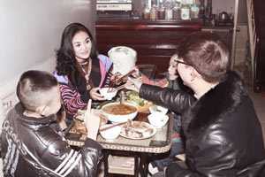 Long Nhật: Sau giả gái về ăn cơm với vợ con