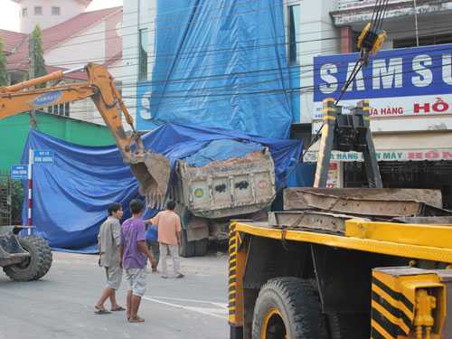 Khó hiểu, xe ben tông sập trụ sở Sacombank