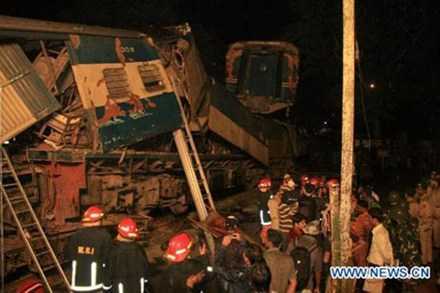 Kinh hoàng tàu hoả đâm nhau, đầu tàu vỡ nát