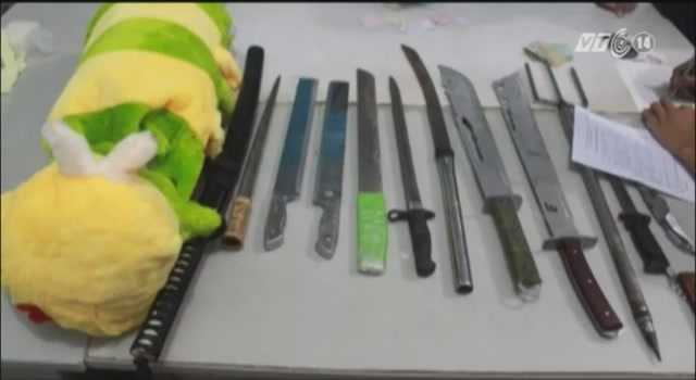 Xem CSCĐ vạch mặt côn đồ giấu 'đại đao' trong thú bông