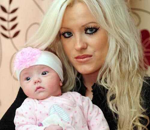 Ốc sên bò lổm ngổm trong suất cơm