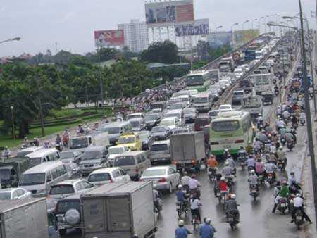 Gỡ tắc đường,TP.HCM 'san' xe máy vào làn đường ôtô