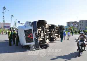 Xe container 'ngửa bụng' giữa vòng xuyến