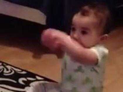 Bé 7 tháng tuổi 'nhảy' Gangnam Style cực ngộ