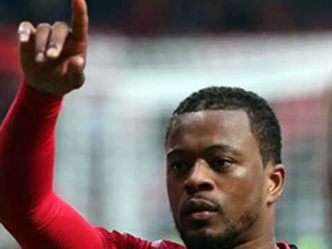 Gặp Berbatov, Evra 'nhát ma' đồng đội cũ