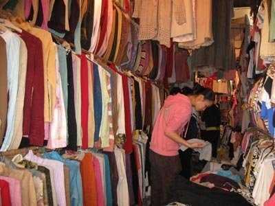 Săn áo độc 'hàng thùng' diện Tết