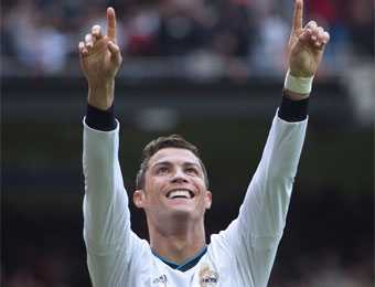 Ronaldo lập hattrick siêu tốc, Real hạ gục hàng xóm