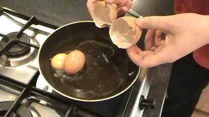 Lạ lùng trứng gà 'khổng lồ' chứa 2 quả bên trong