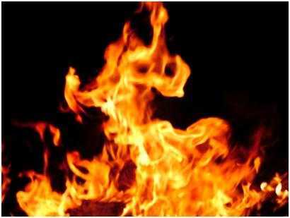 Mẹ chủ quan, bé gái lăn lộn trong đống lửa