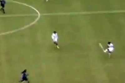 Sốc toàn tập với pha đốt lưới nhà từ giữa sân