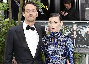 Đạo diễn cặp bồ với Kristen Stewart bị vợ bỏ