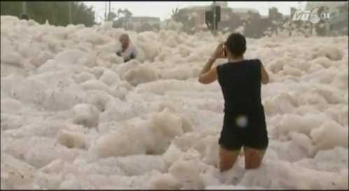 Hiện tượng kì lạ: Bọt biển bồng bềnh bao phủ thị trấn