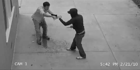 Clip: Gặp cướp, sợ hãi... tè ra quần