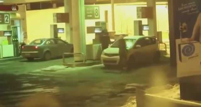Tá hỏa vì khách hàng nữ lấy vòi bơm xăng... rửa kính xe